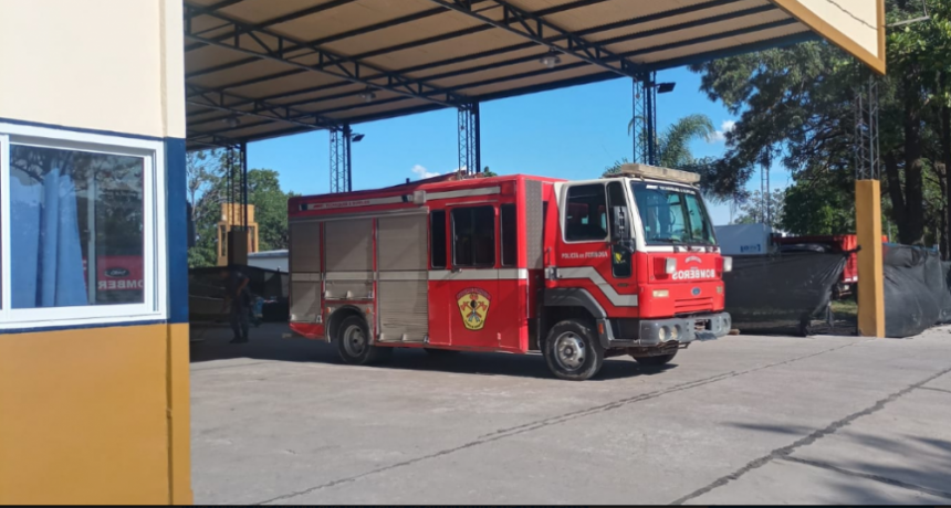 Una mujer fue demorada por dañar la autobomba de Bomberos