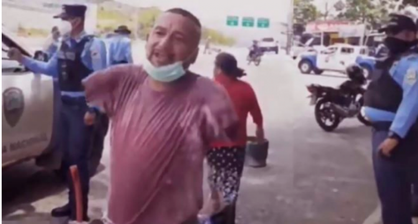 Hombre sin brazos y sin una pierna Predica el evangelio en las calles: «Dios me quiere tener Aquí»