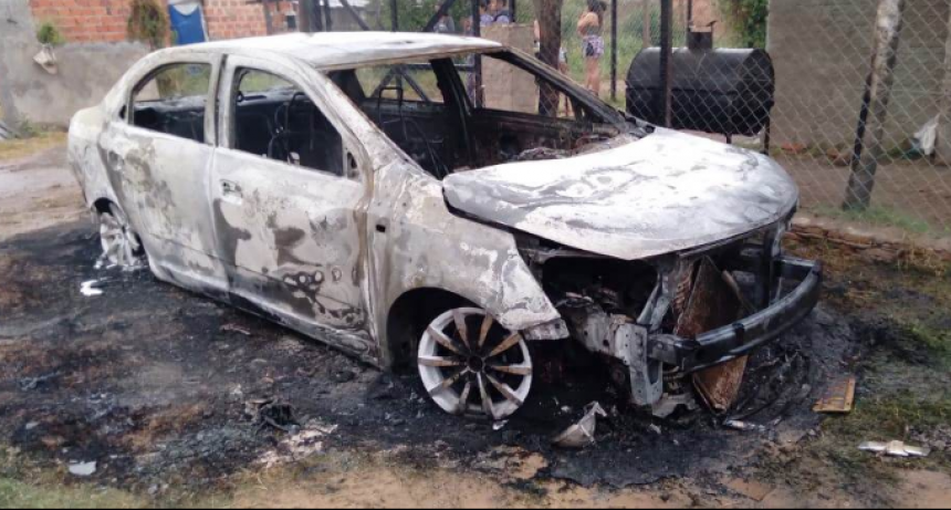 Incendio la vivienda y un vehículo, lesiono a su pareja con un cuchillo y huyó