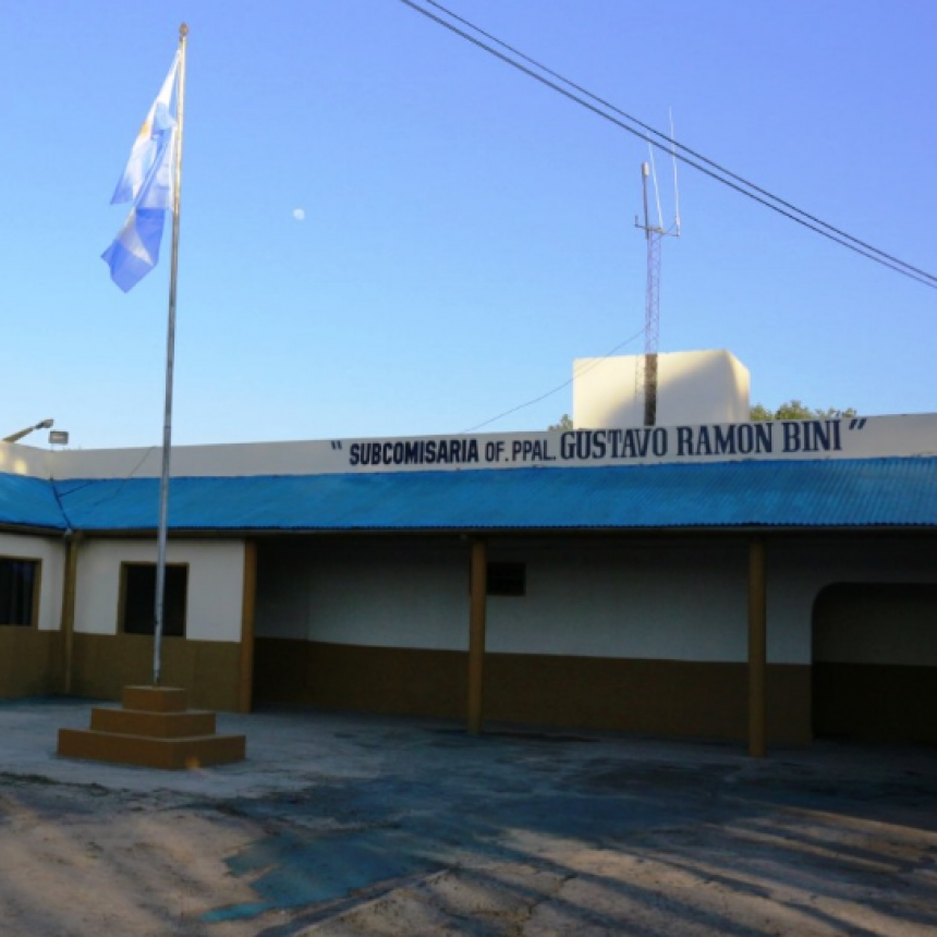 Motociclista agredió a un policía que intentó socorrerlo cuando cayó haciendo “Willy”