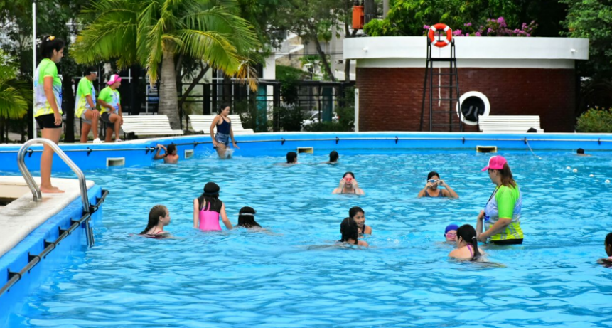 Colonos disfrutan de la temporada de verano en el Parque Acuático y el Paraíso de los Niños