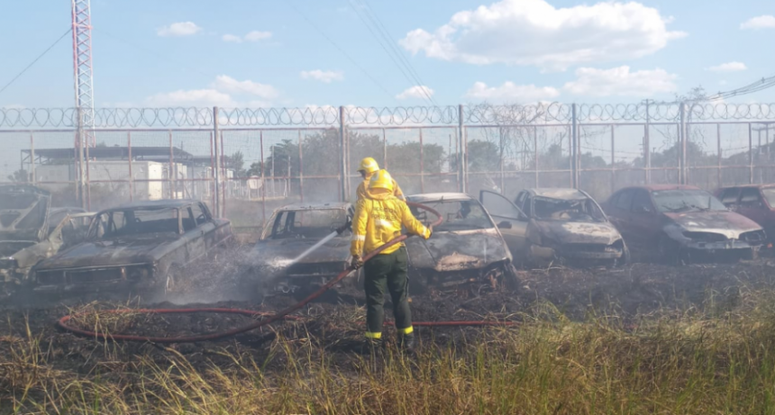 Quema de pastizal en el barrio 7 de Mayo alcanzó a 11 vehículos en desuso