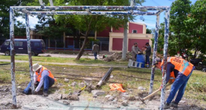Iniciaron las obras de restauración del playón deportivo y construcción de una plaza en el barrio San Pedro