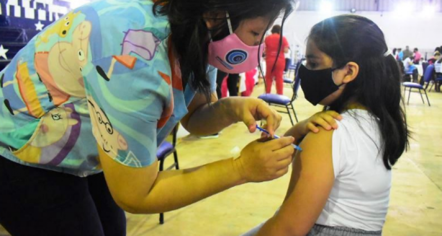 COVID-19: El gobernador Insfrán anunció la vacunación a niños y adolescentes del interior