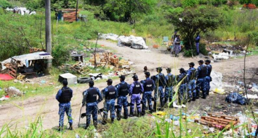 En allanamientos simultáneos se detuvo a seis personas y se recuperaron bienes