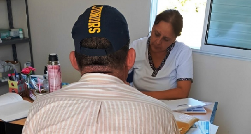 Vecinos de la colonia Ferm&iacute;n B&aacute;ez recibieron completas atenciones de salud