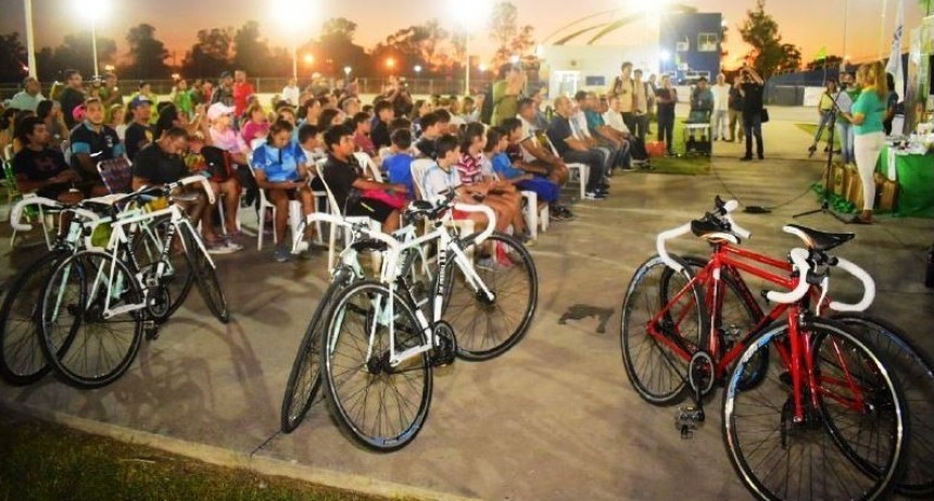 El IAS formalizó el padrinazgo de la Escuela de Ciclismo