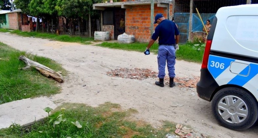 Sustrajo dos cascos, se trenzó en lucha con un policía y recibió un disparo en una pierna; ambos están detenidos
