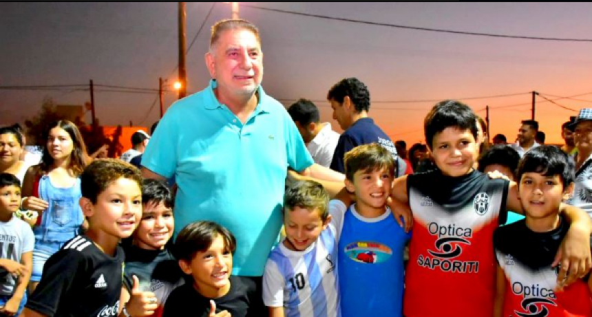 El intendente Jofré habilitó nuevo sistema lumínico en una cancha del barrio La Nueva Formosa