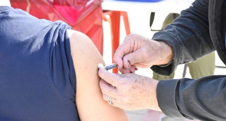 Instan a los viajeros a tener al día las vacunas para protegerse de distintas enfermedades y cuidar la salud