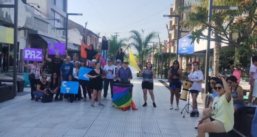 Asamblea cultural en la peatonal en defensa del Arte Nacional