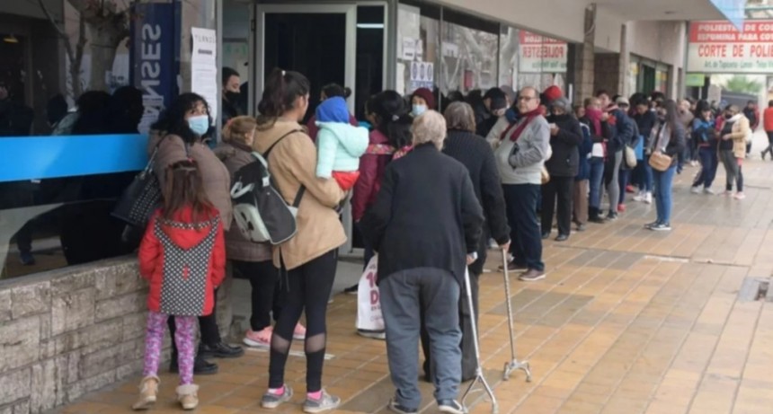Denunció la Defensoría que con los cabmios en la ley ómnibus los jubilados perderán alrededor de un 25% en solo tres meses