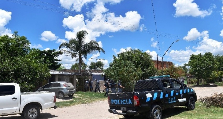 En medio de un desorden, inadaptados lesionaron a cuatro efectivos