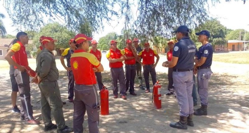 Bomberos brindaron capacitación a empleados de una estación de servicios