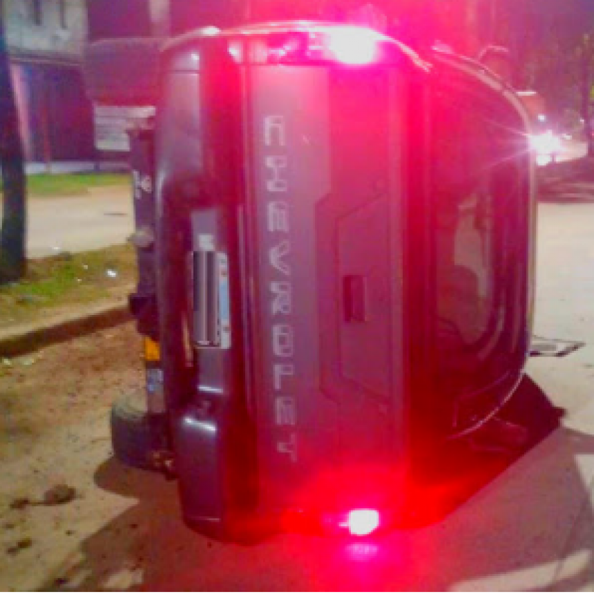 El Colorado: Conductor alcoholizado chocó su camioneta contra un árbol y volcó