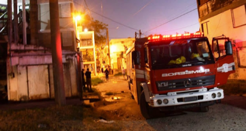 Barrio Guadalupe: Bomberos de la Policía trabajaron en el incendio de un departamento; no hubo lesionados