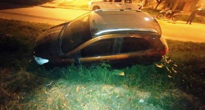 Barrio San Juan Bautista: despistó con su auto y terminó en un zanjón, abandono el vehículo y se retiró