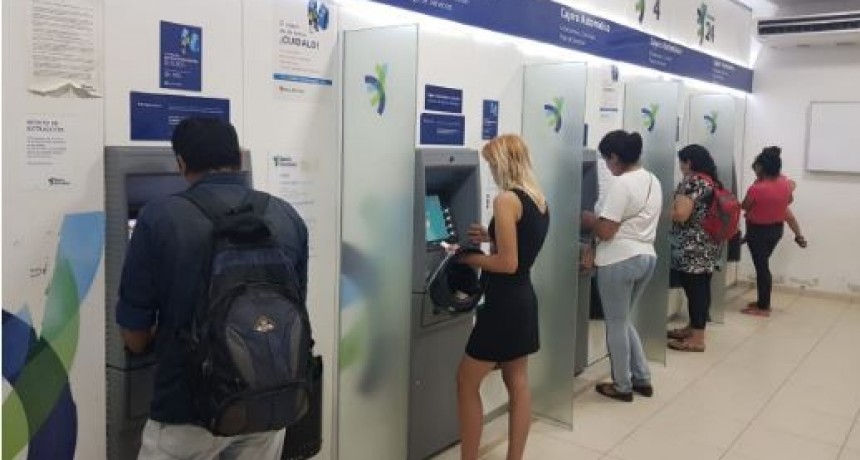 En jornada &uacute;nica, cobran pensionados sociales