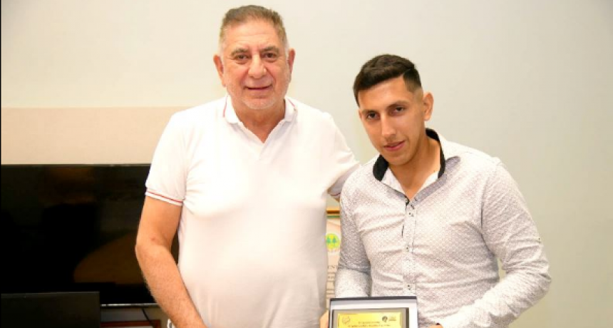 El intendente Jofr&eacute; entreg&oacute; una placa de reconocimiento a joven que encontr&oacute; dinero y lo devolvi&oacute;