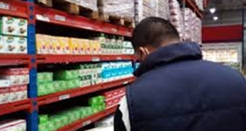 Los consumidores deben pagar los precios exhibidos en góndolas y no los de las líneas de cajas