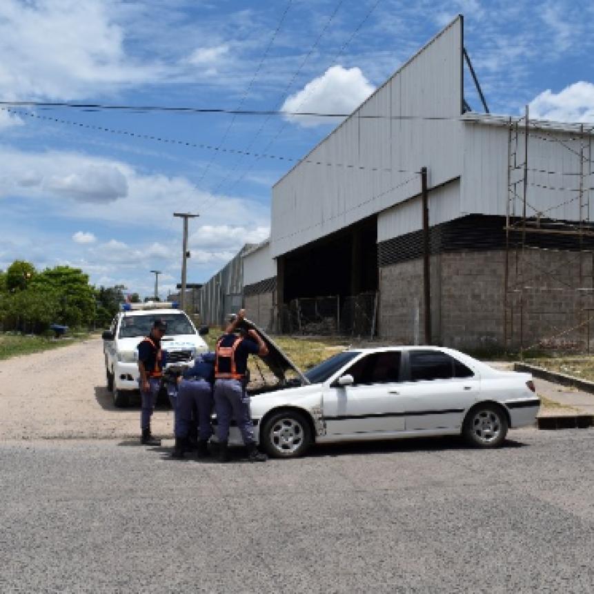 Intentó pasar un control policial en automóvil con documentación falsificada