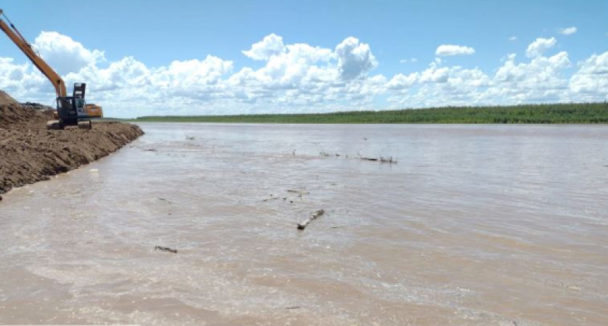 Monitorean el avance del agua del Río Pilcomayo que llega a Las Lomitas por el canal Lisbel Rivira