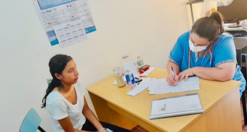 Realizan controles de salud a niños, niñas y adolescentes de residencias