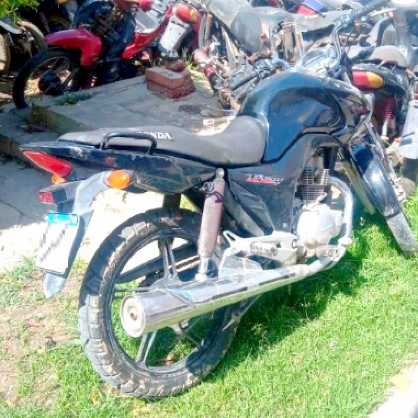 Detienen a un hombre y retienen a un menor que intentaron sustraer una moto