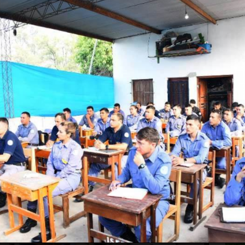 Hombres y mujeres policías se capacitan sobre uso y manejo de escopetas