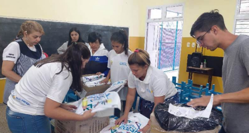 Avanzó la distribución de kits escolares a las unidades educativas de la Capital
