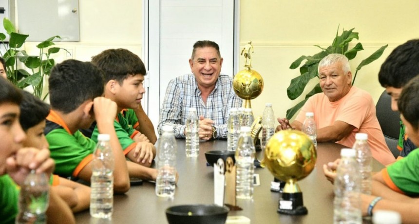 Jofré recibió a equipo de futbol que resultaron campeones en “El Argentinito”