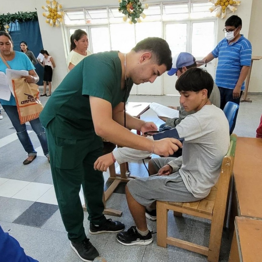 Estudiantes secundarios de Comandante Fontana recibieron completos controles de salud