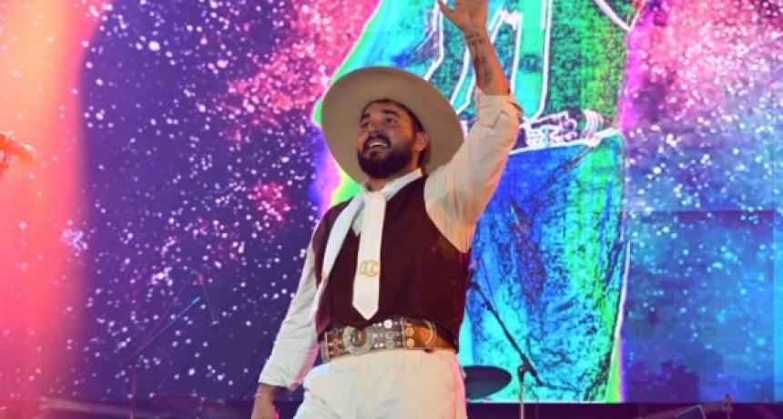 Lázaro Caballero brilló en la multitudinaria ultima noche de la Fiesta del Rio, Mate y Tereré
