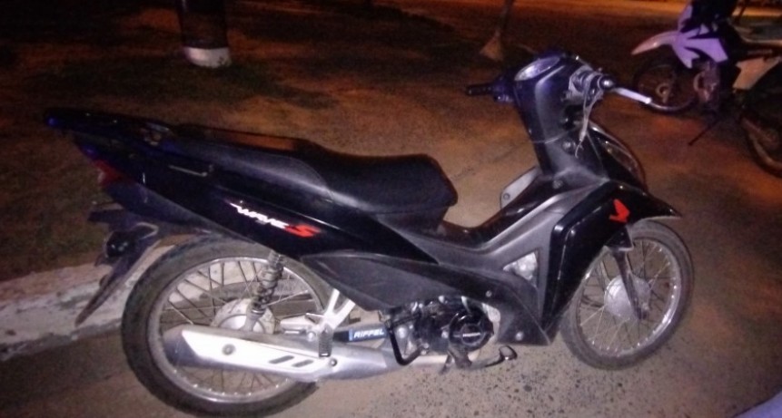 Robaban los espejos retrovisores de motocicletas y los detuvieron