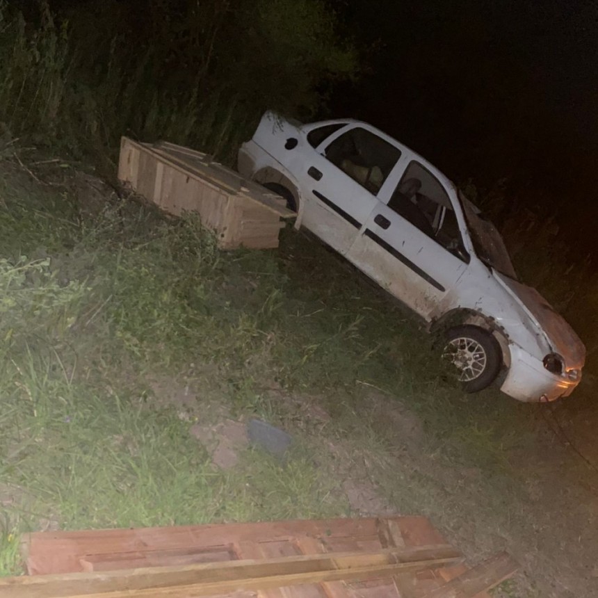 Un automóvil volcó cerca de la localidad de Laguna Gallo