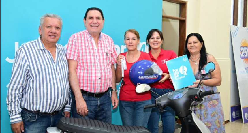 EL INTENDENTE JOFRÉ ENTREGÓ MOTOCICLETA A GANADORA DEL SORTEO DE LA CARRERA DE MOZOS Y CAMARERAS