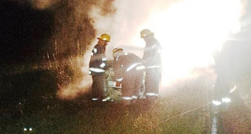 La Policía investiga el incendio de un auto en la Ruta Nacional 81