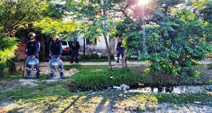 Tres detenidos y objetos recuperados en allanamientos en el barrio Lote 111