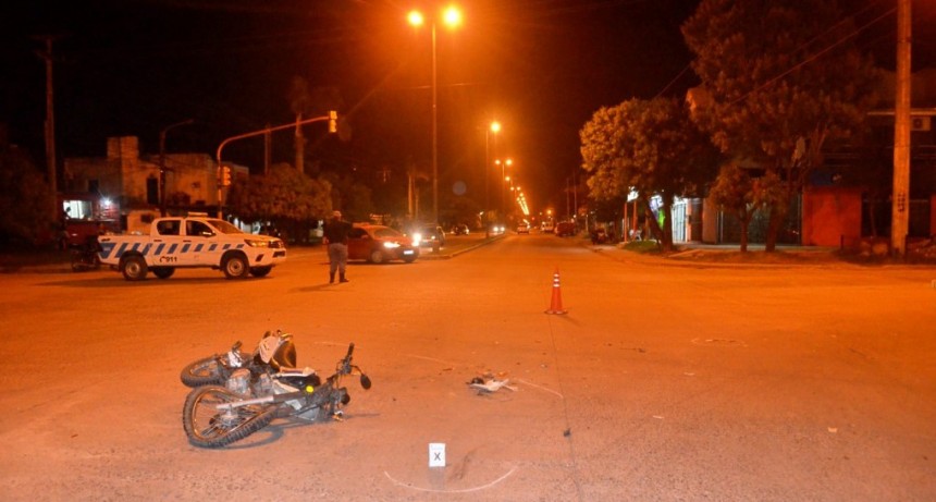 Colisión entre un auto y una moto dejó dos lesionados