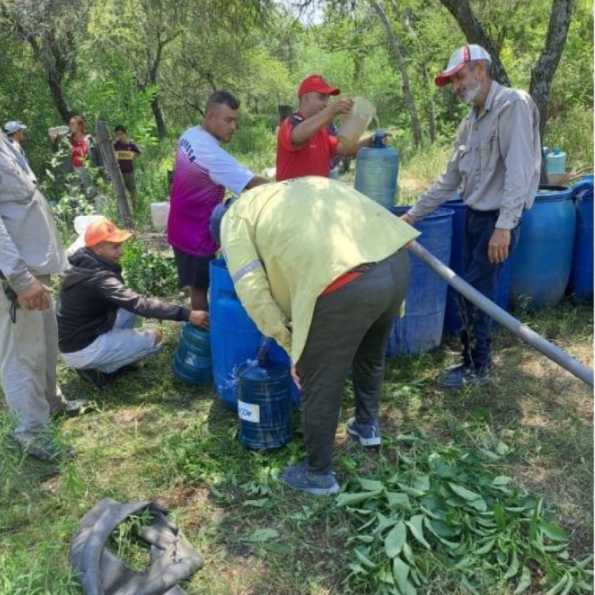 El Gobierno provincial asisti&oacute; con agua potable a familias de la Isla Apando