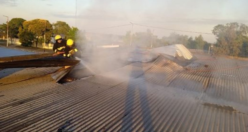 Los bomberos extinguieron el incendio de un local comercial