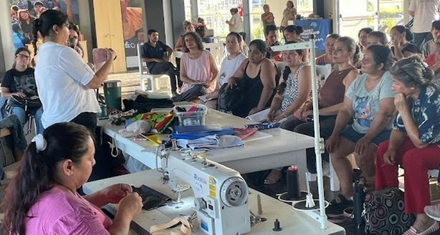 De cara al comienzo de clases, capacitaron en costura y confecci&oacute;n de cartucheras