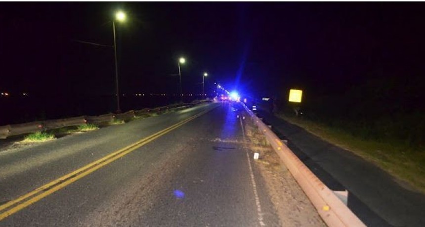 Un motociclista falleci&oacute; tras chocar un guardarra&iacute;l en la Ruta 11 - Puente Blanco