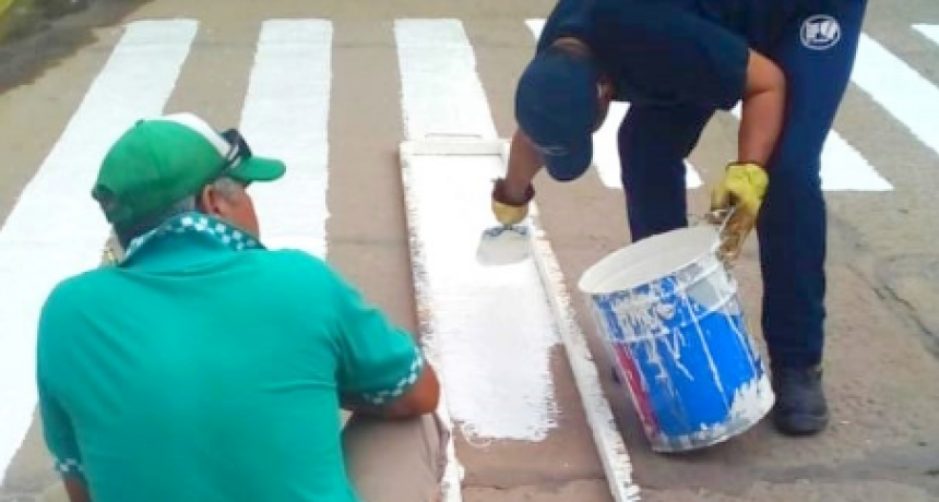 La Comuna realizó tareas de pintura de sendas peatonales y cordones en inmediaciones de establecimientos educativos