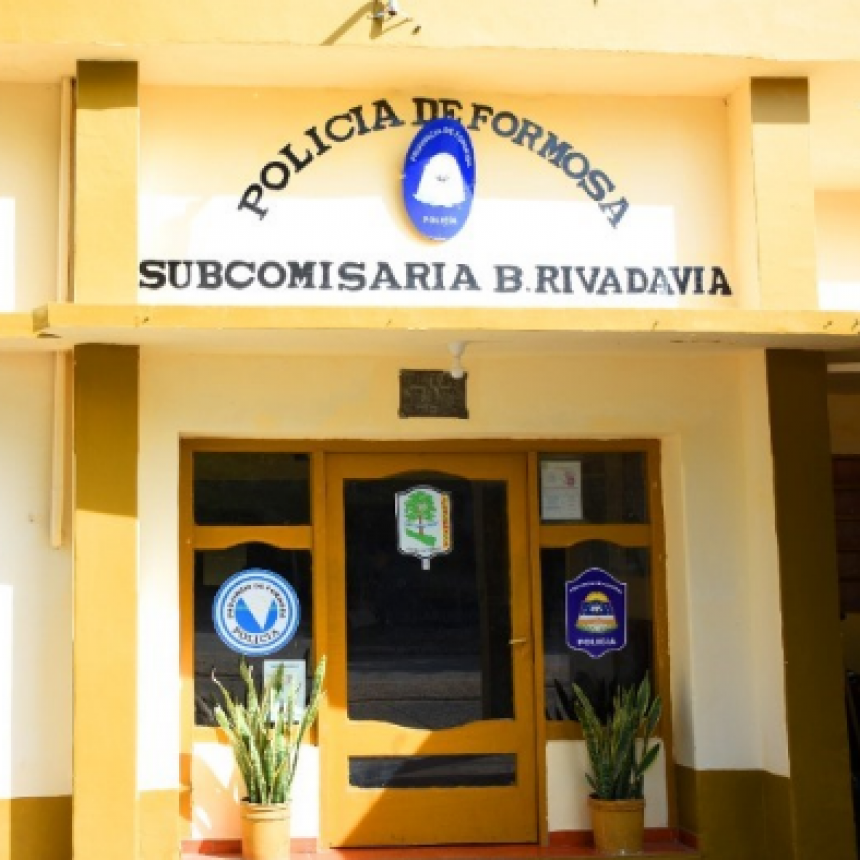 Fueron sorprendidos cuando hacían trasbordo de combustible y arremetieron contra los policías