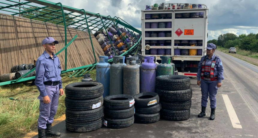 Camión que transportaba tubos de gas despistó y volcó, dejando al descubierto contrabando de cubiertas