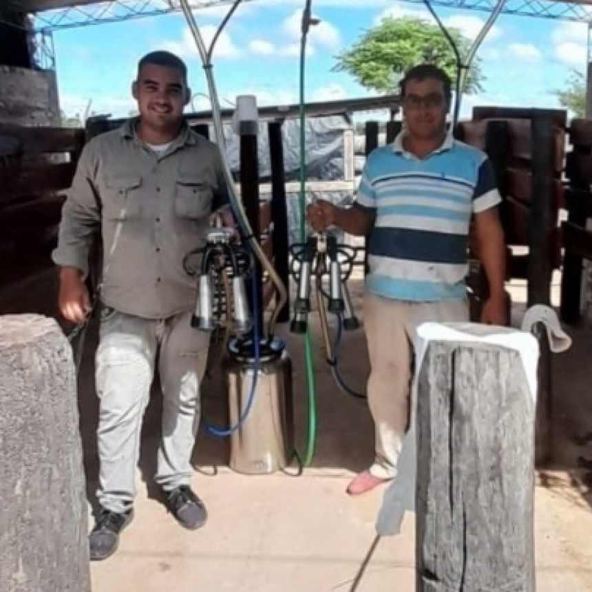 Colonia El Alba: productor lechero recibió equipo para mecanización del ordeño