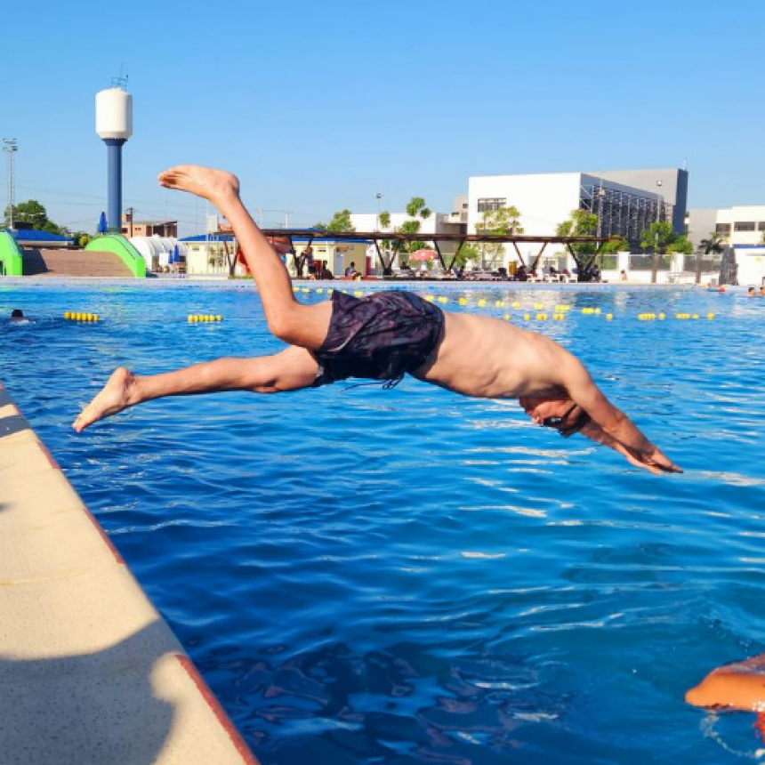 Continúan las clases de natación gratuitas en el Parque Acuático