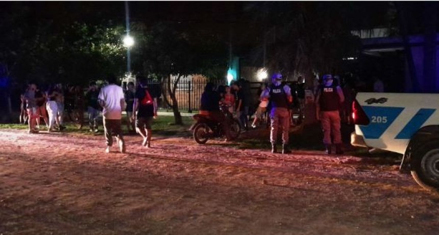 La Policía desarticuló una fiesta clandestina en el barrio Urbanización Maradona