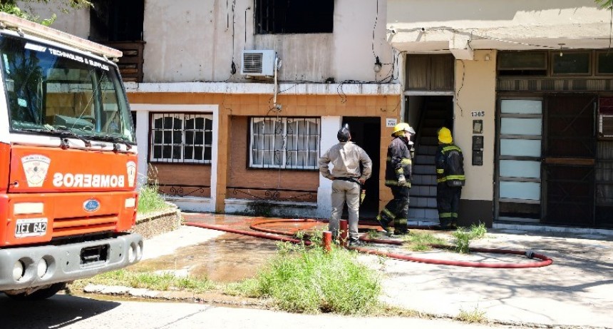 Un incendio destruyó una vivienda y Bomberos evitó que el fuego se propague a casas vecinas